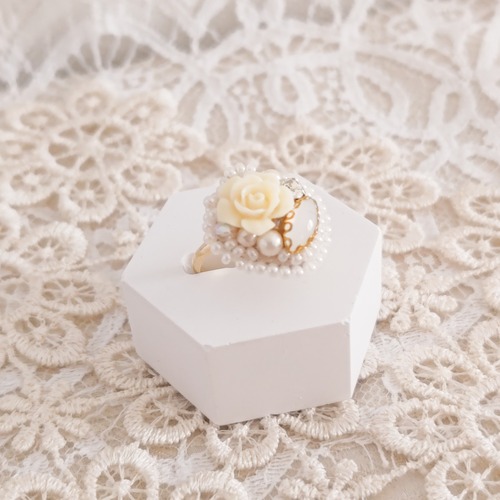 クリームイエローの薔薇リング