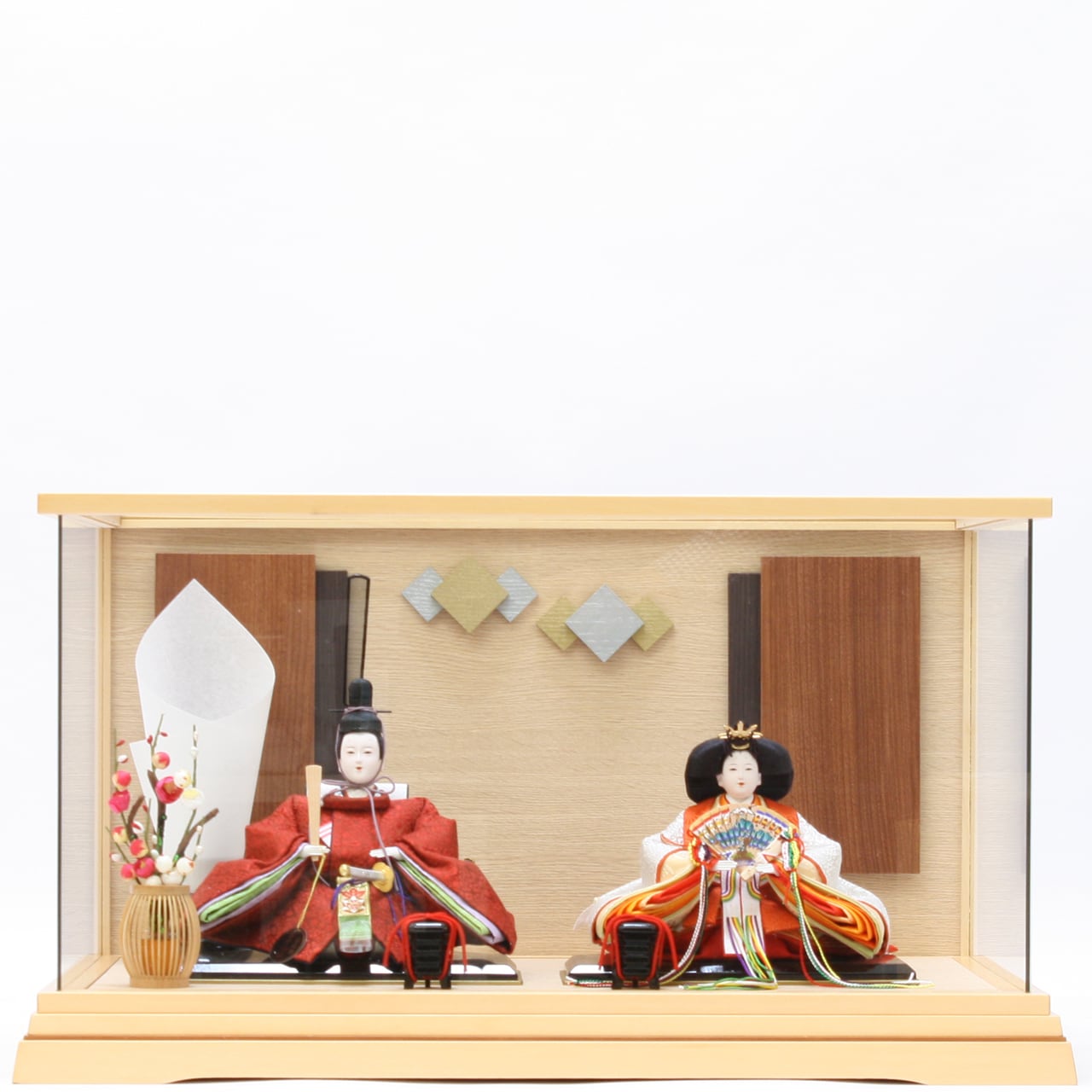 雛人形|コンパクト|おしゃれ|モダン|インテリア|プレミアム|こだわり|ひな人形|おすすめ|ケース|作家|伝統工芸士《商品名》衣裳着ガラスケース飾り(固定式)小三五 飛鳥雛 正絹 朱 飯塚孝祥作 和モダン 木肌〔商品コード〕32240-1721 (30400-0143)〔品番〕1721(R5-8)