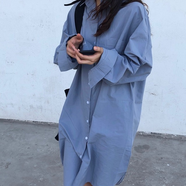 2色 ワンピース 長袖 春夏 カジュアル シャツワンピース 膝下 ミドル丈 ボリューム袖 萌袖 Vネック 襟付き ストレート Iライン 前開き ボタン 黒 ブラック ブルー ワンサイズ 大きめ ゆる 大人可愛い シンプル カジュアル 上品 おしゃれ ナチュラル 無地 スタイル 楽ちん 着回し 体型カバー 定番 プチプラ 普段使い こなれ感 ラフ 存在感 抜け感 オフィス OL 通勤 学生 通学 お出かけ 女子会 お泊まり 旅行 ショッピング 映画館 高校生 中学生 10代 20代 30代 40代