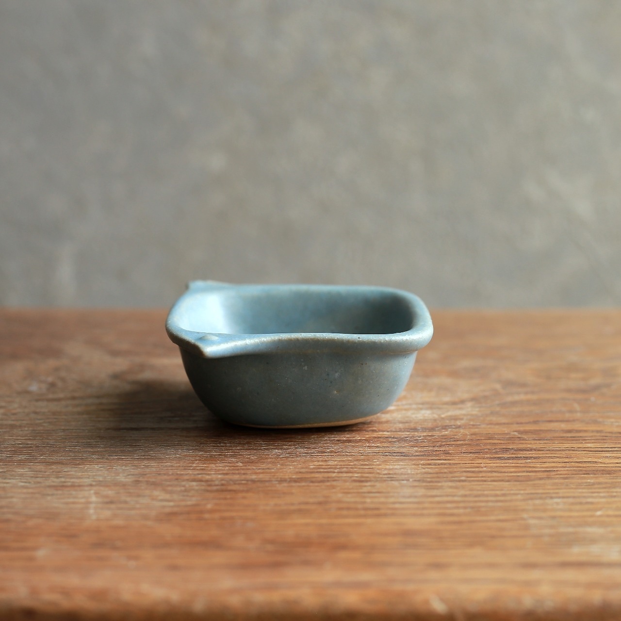 北欧感じる、淡いブルーが優しい鳥の器｜よしざわ窯 陶器の鳥型小鉢 北欧ブルー