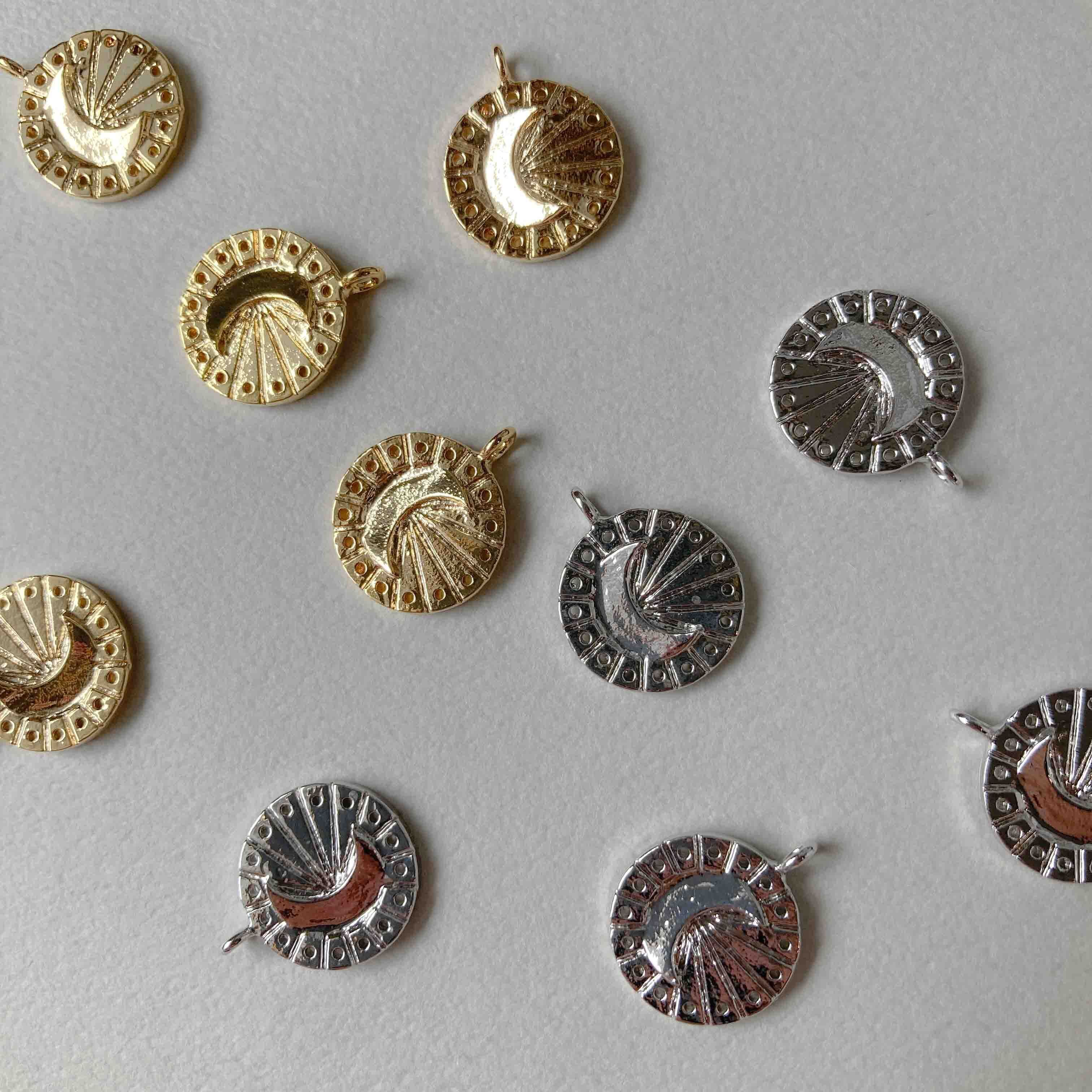 月模様のラウンド放射プレートチャーム | Dua-アクセサリーパーツショップ