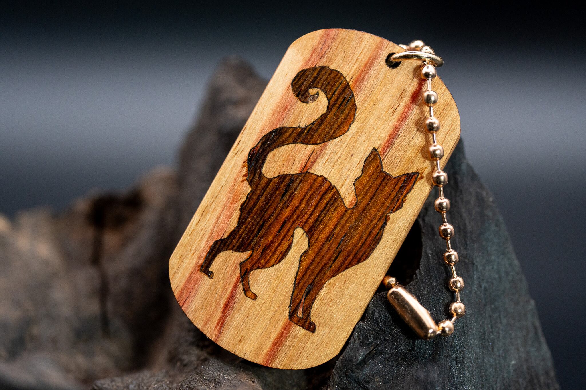 ※【 木材の女王】チューリップウッド ドッグタグ 象嵌 探る視線