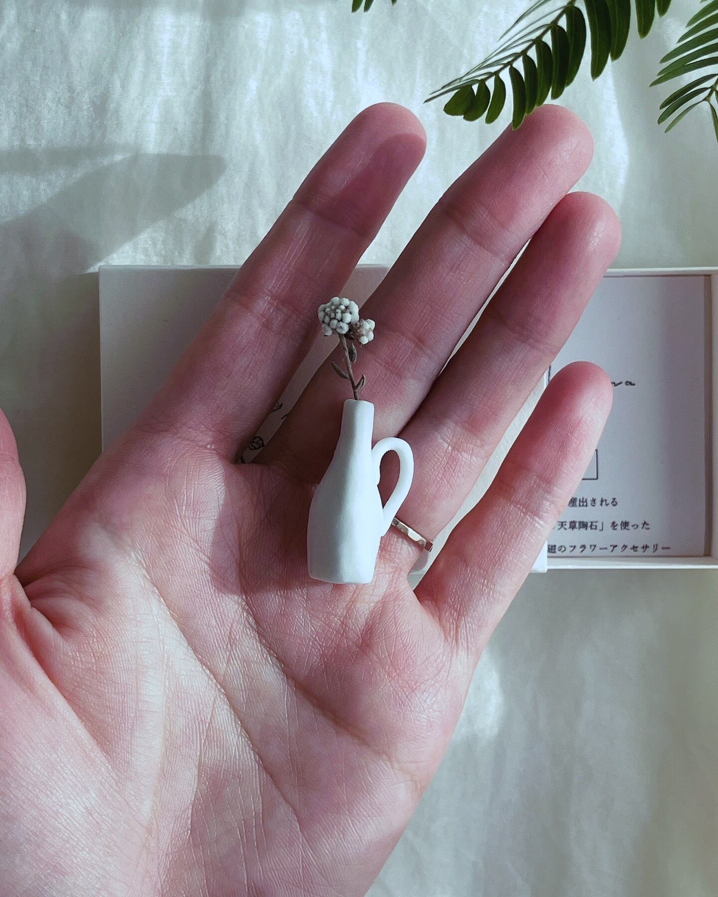 天草陶石　特上白磁　花瓶　作家　一点物 天草陶花 ブローチ 一輪挿のちいさな花瓶 すっきり | bluehanna
