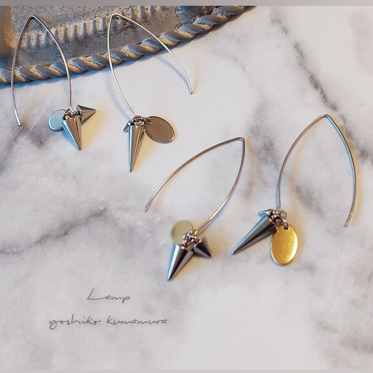 スタッズ アシメ ブーメラン フック ステンレス ピアス | Lamp yoshiko