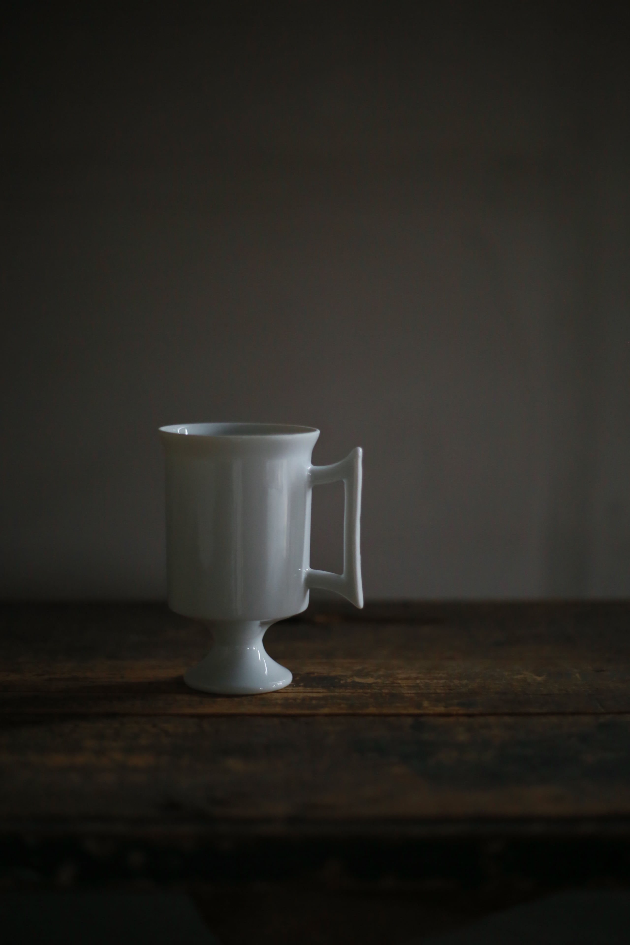 古い国産の白磁カップ