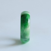 【16号】ホワイトとグリーンのバランスが絶妙な天然翡翠リング！  くり抜き甲丸リング 緑マーブル模様 A貨翡翠 jd_rg1493