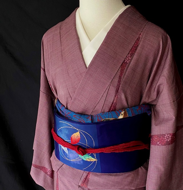 赤紫によろけ縞大島紬〉SALE 仕付け付き未使用 織り出し 泥大島 菊模様  