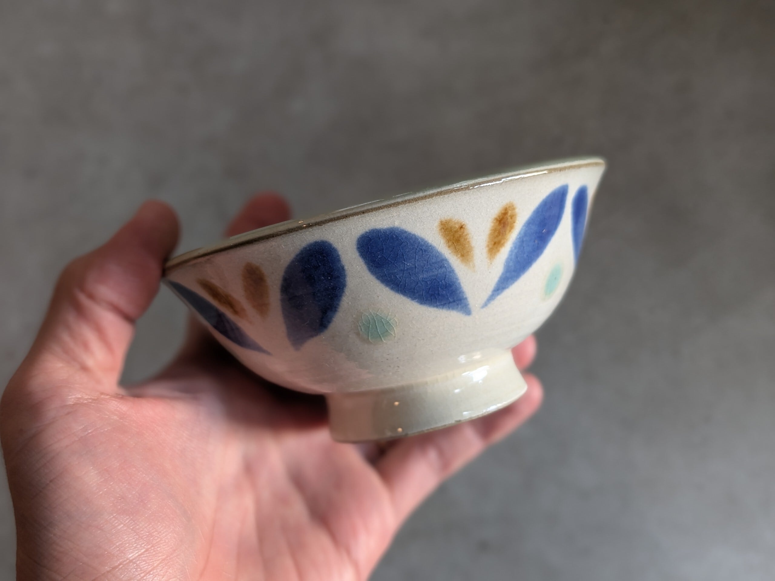 やちむん 飯マカイ(花びら/コバルトアメ) | 育陶園