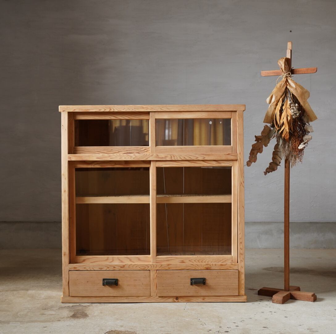 古い2段のガラス戸棚