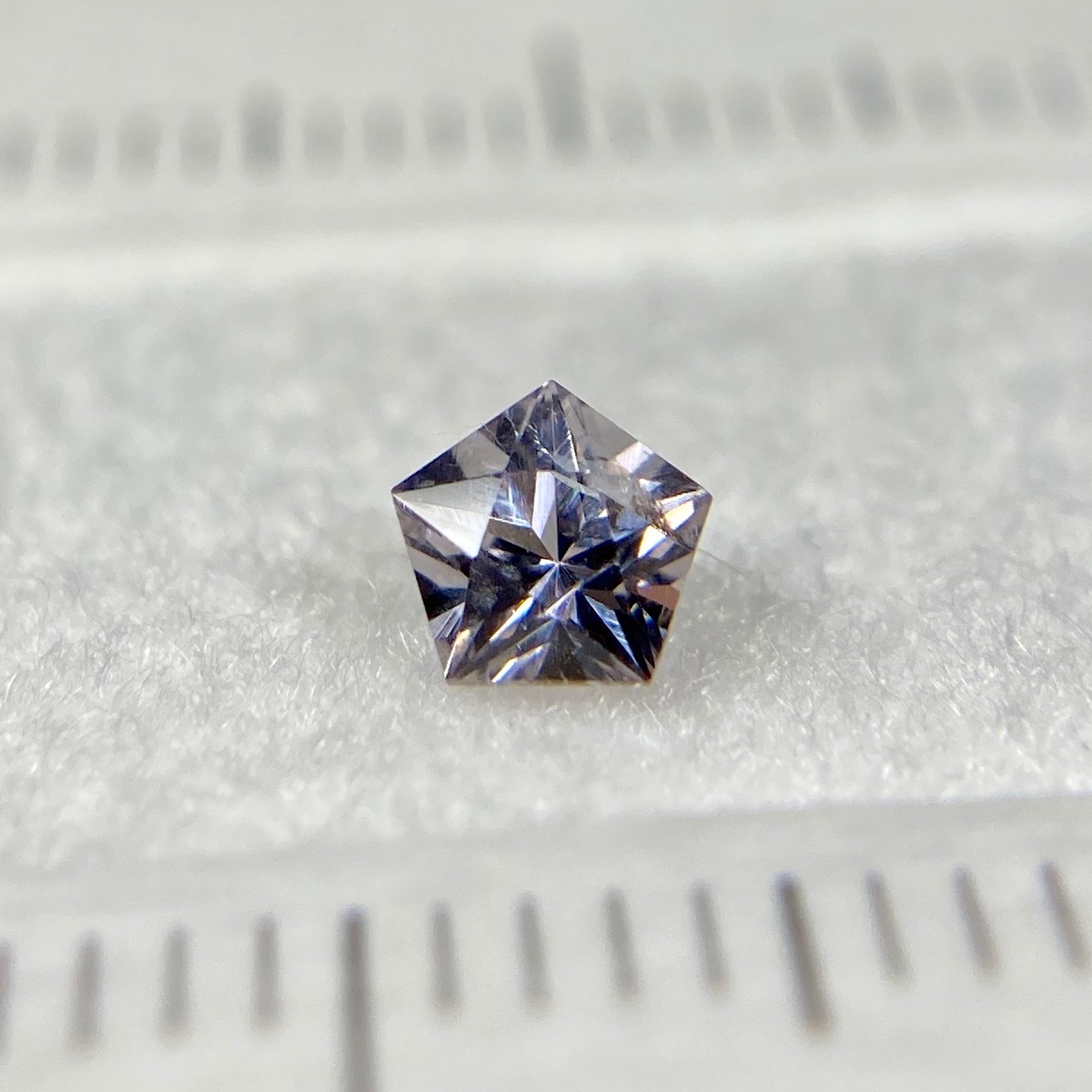 星のスピネル　約4mm 訳あってお買い得 W-4
