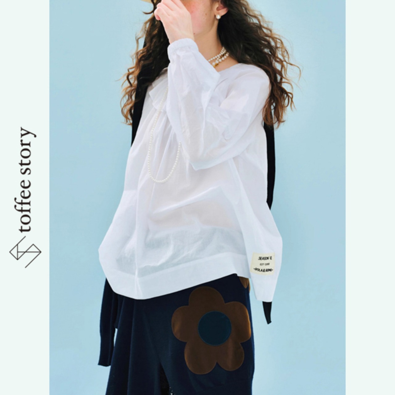 三日月フリルとひみつの刺繍　ゆったりホワイトブラウス《i0736》