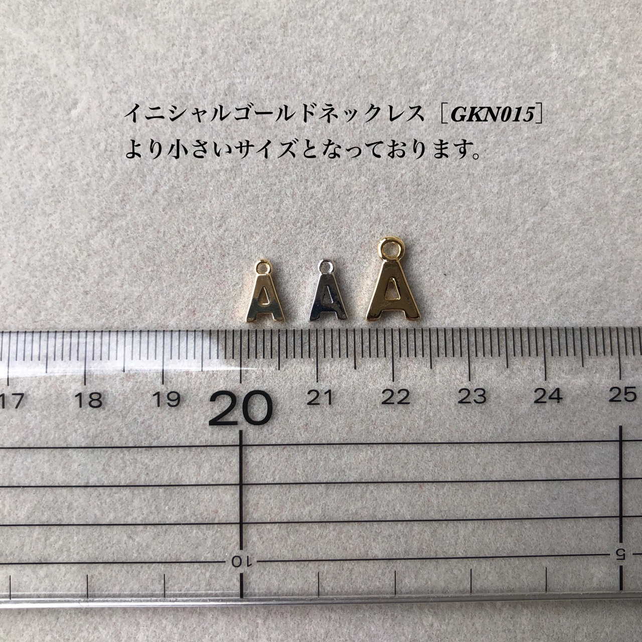 イニシャル　シルバーネックレス