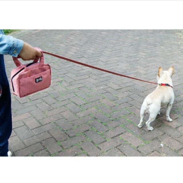 リードつきお散歩バッグ バッグ 一体型 リード 万能お散歩バッグ 処理袋 取り出し口つき 2カラー 多機能バッグ 小物入れ 犬 バッグ 小型犬 超小型犬 中型犬 大型犬 室内犬 お出かけ お散歩道具 お散歩アイテム 新作 ワンちゃんの素敵なアイテムとレディーの美容の リードつきお散歩バッグ バッグ 一体型 リード 万能お散歩バッグ 処理袋 取り出し口つき 2カラー 多機能バッグ 小物入れ 犬 バッグ 小型犬 超小型犬 中型犬 大型犬 室内犬 お出かけ お散歩道具 お散歩アイテム 新作 ワンちゃんの素敵なアイテムとレディーの美容の