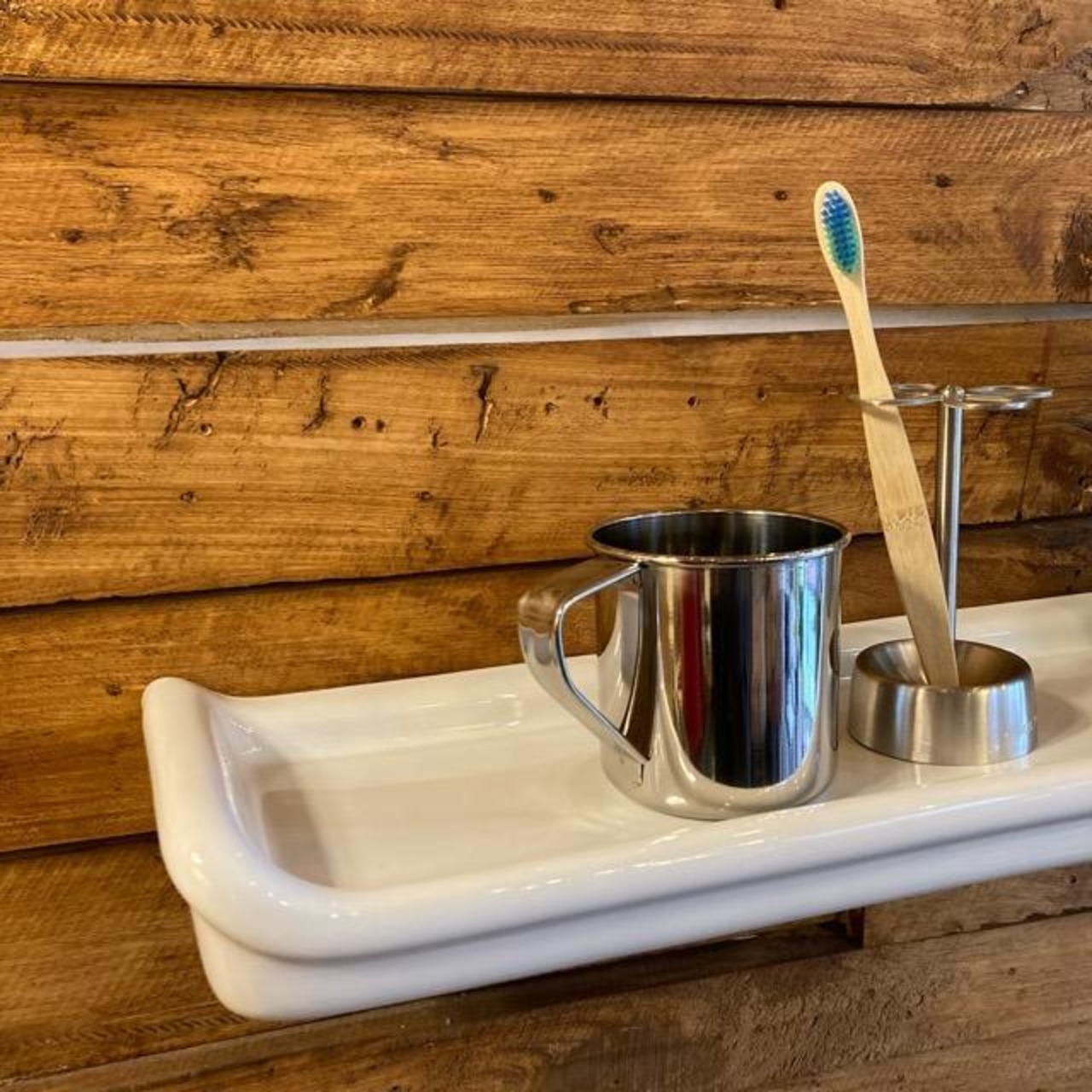 ポーセリン　陶器のシェルフ
