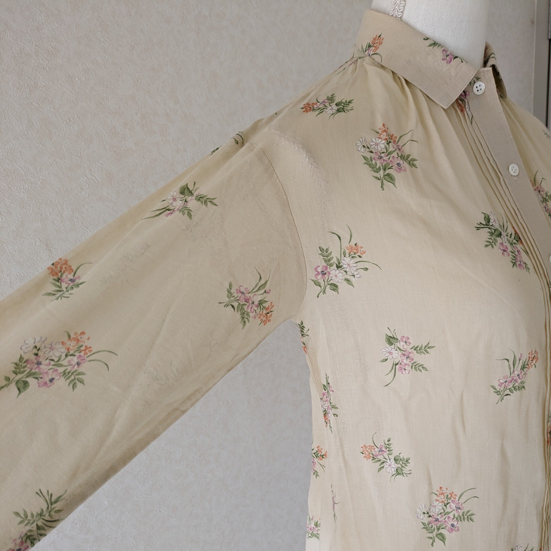 東京ブラウス 】昭和レトロ 花柄ブラウス ベージュ サイズS〜M 東京ブラウス 】昭和レトロ 花柄ブラウス ベージュ サイズS〜M