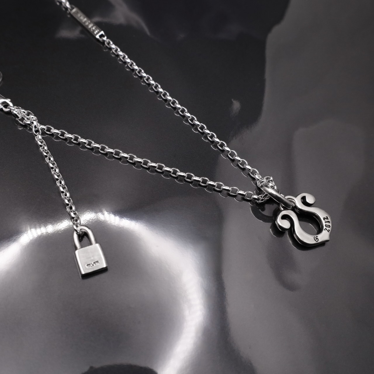 RHYTHMIC HORSESHOE NECKLACE / リズミックホースシューネックレス