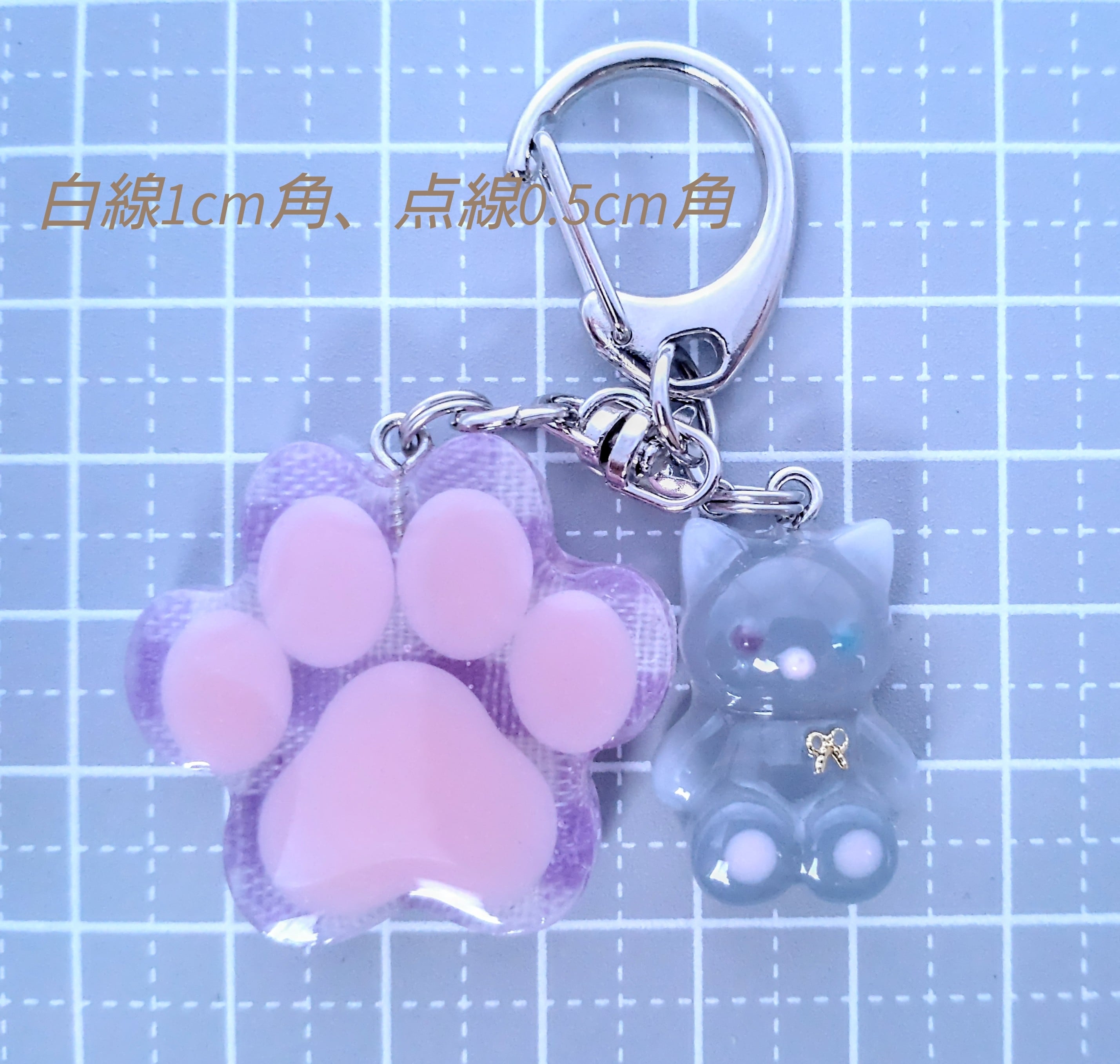 ネコと肉球のキーホルダー(パープルチェック) | PAY ID