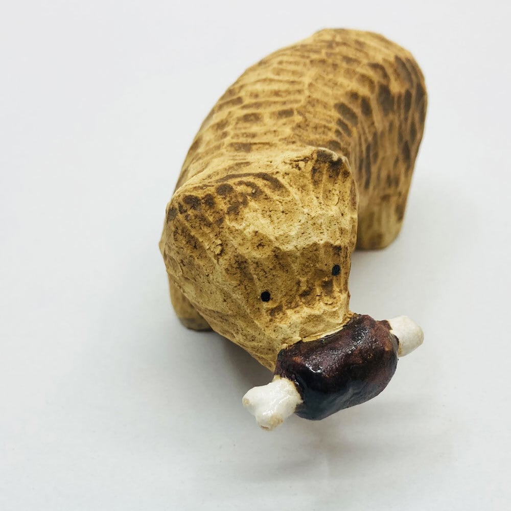木彫り熊(まんが肉)の置き物 / すずきたまみ / 陶芸作品