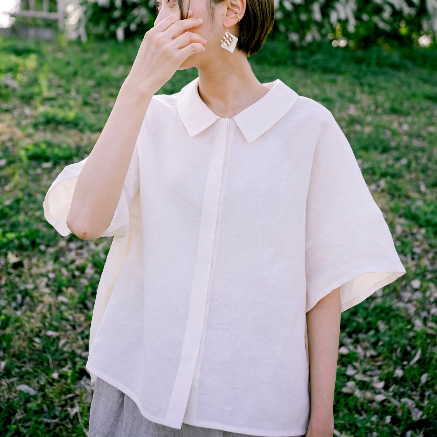 半袖オーバーショルダーシャツ リネン100% color : オフホワイト / チャコールグレイ 〈送料無料〉