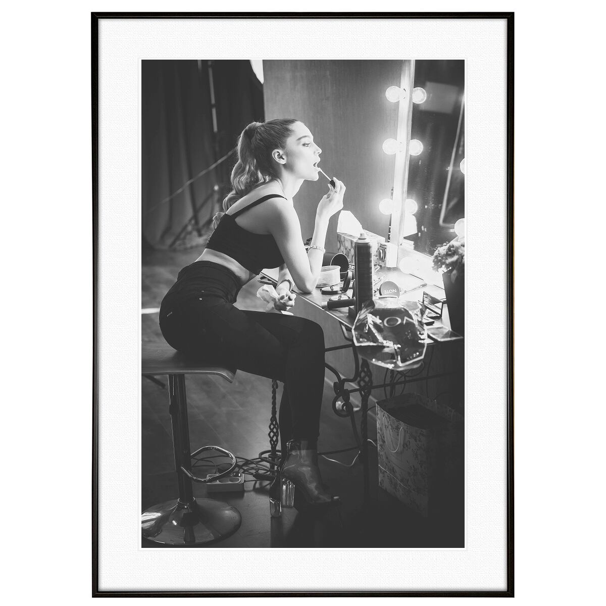 人物写真 椅子に座って化粧をしている女性 インテリアモノクロアートポスター額装 AS2341