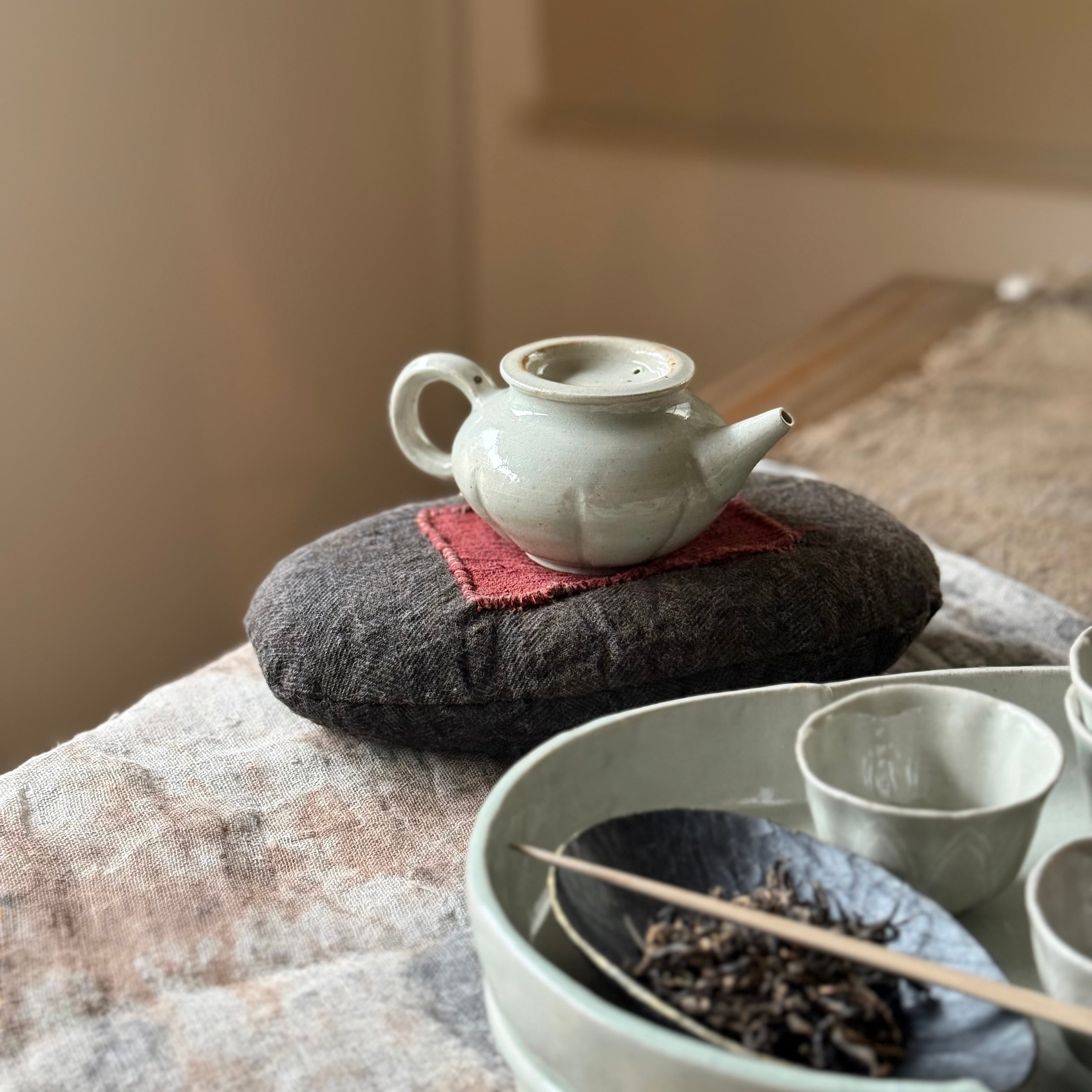 日高伸治 青白磁 茶壺 | gallery 一白
