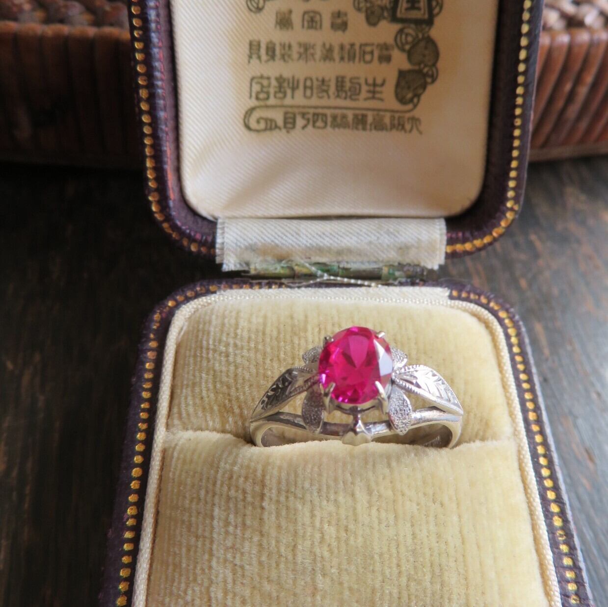 ヴィンテージ K14WG和彫りに合成ルビーのリング