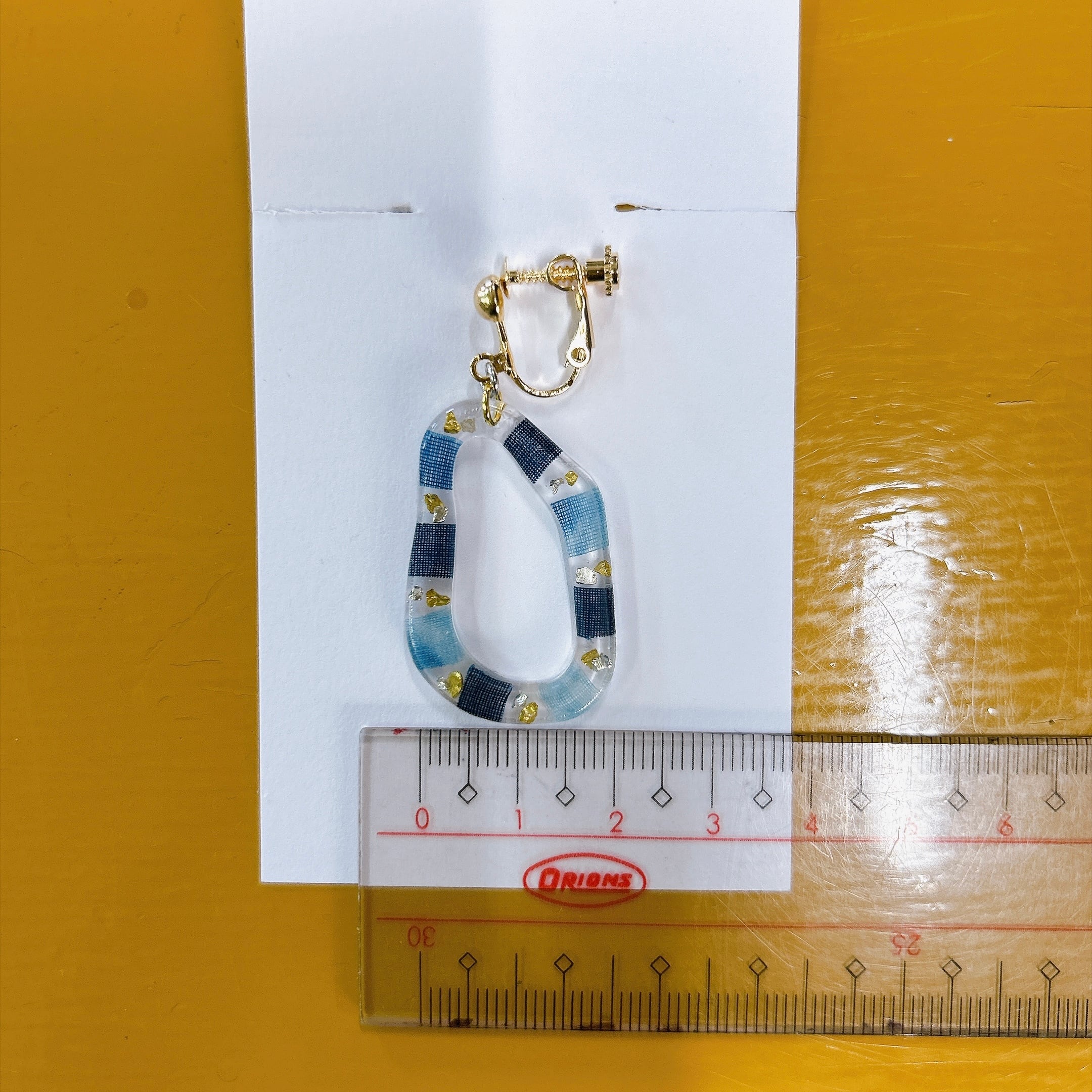 藍染の布を閉じ込めた “藍染イヤリング”（楕円） | 藍染のまこ