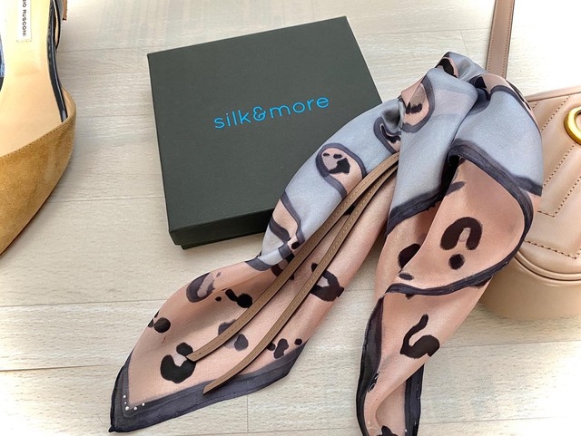 SilkandMore パウダーグレーシルクスカーフ 55cm
