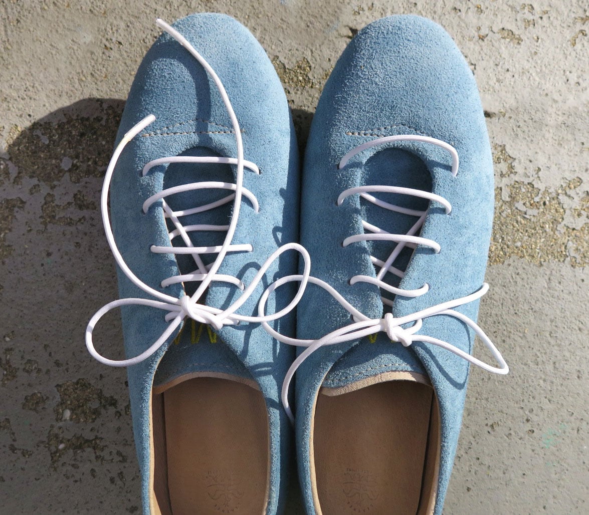 ハンドメイドko 一枚革で包み込むようなハンドメイドスニーカー/スカイブルー