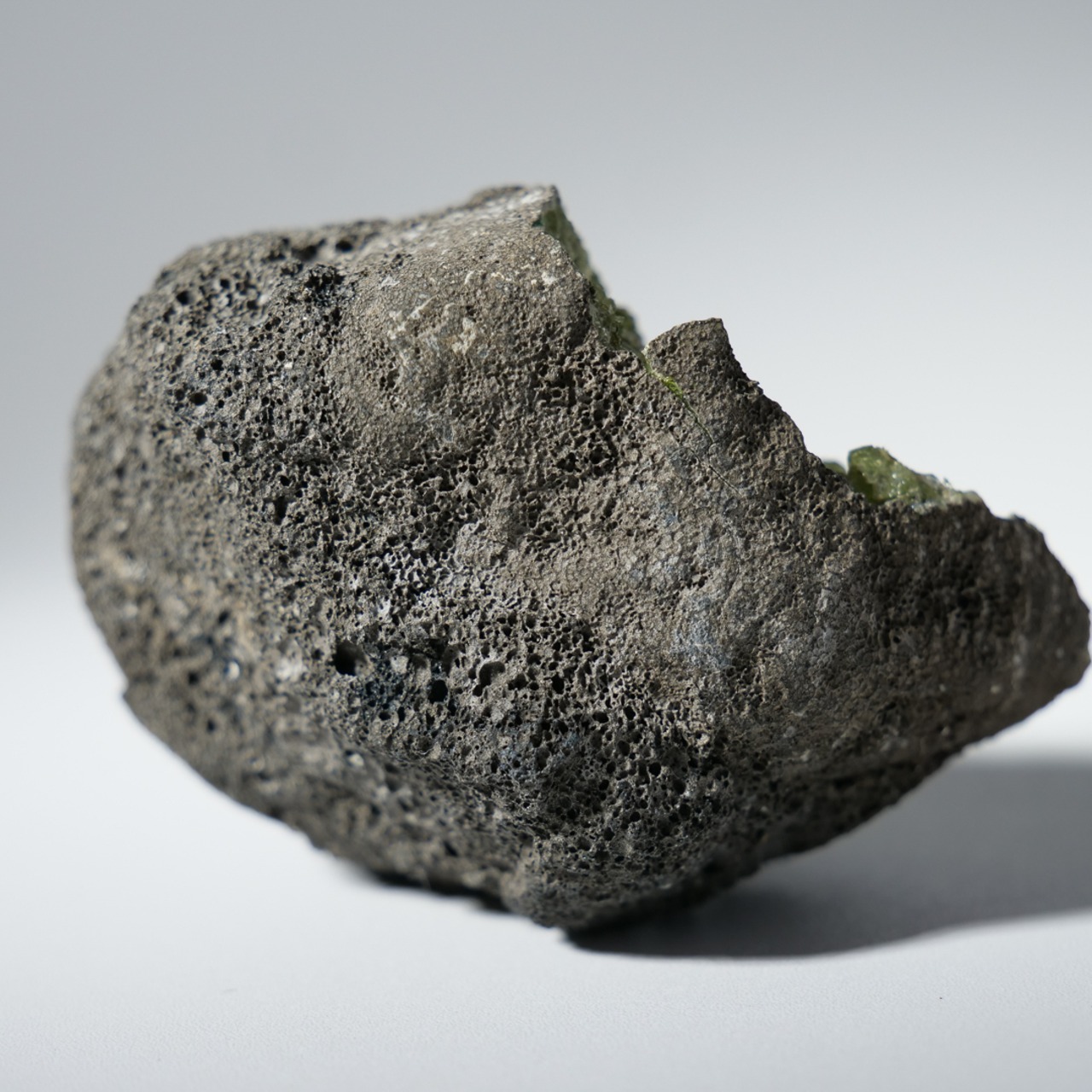 ペリドット オリビン カンラン石 / 原石 標本