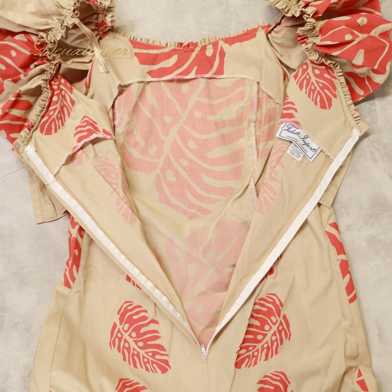 フラダンス 衣装 TAHITI IMPORTS タヒチインポーツ ワンピース ドレス ベージュ系 モンステラ柄 植物柄 ハワイアンプリント ハワイアン アロハ フラ ダンス レッスン 練習 オレンジ系 橙 フリル 華やか 鮮やか かわいい おしゃれ 上品 大人っぽい ダンス衣装 練習着 レッスンウェア