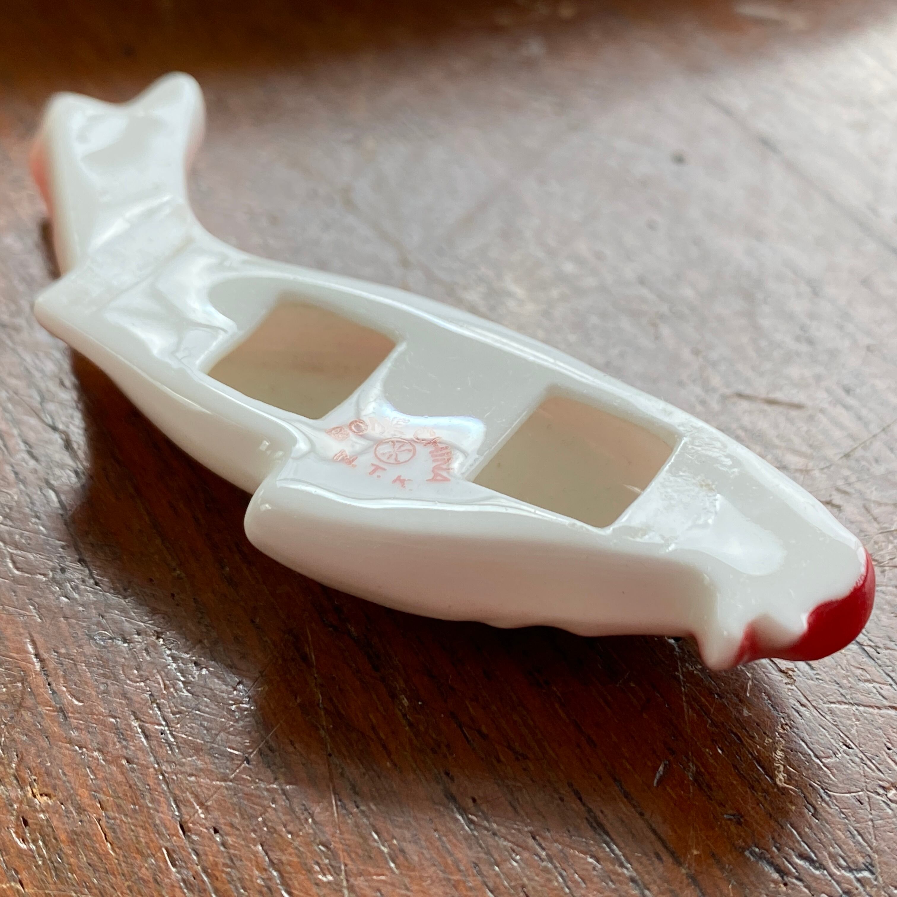 アンティーク　日本陶器　ボーンチャイナ緋鯉の帯留め