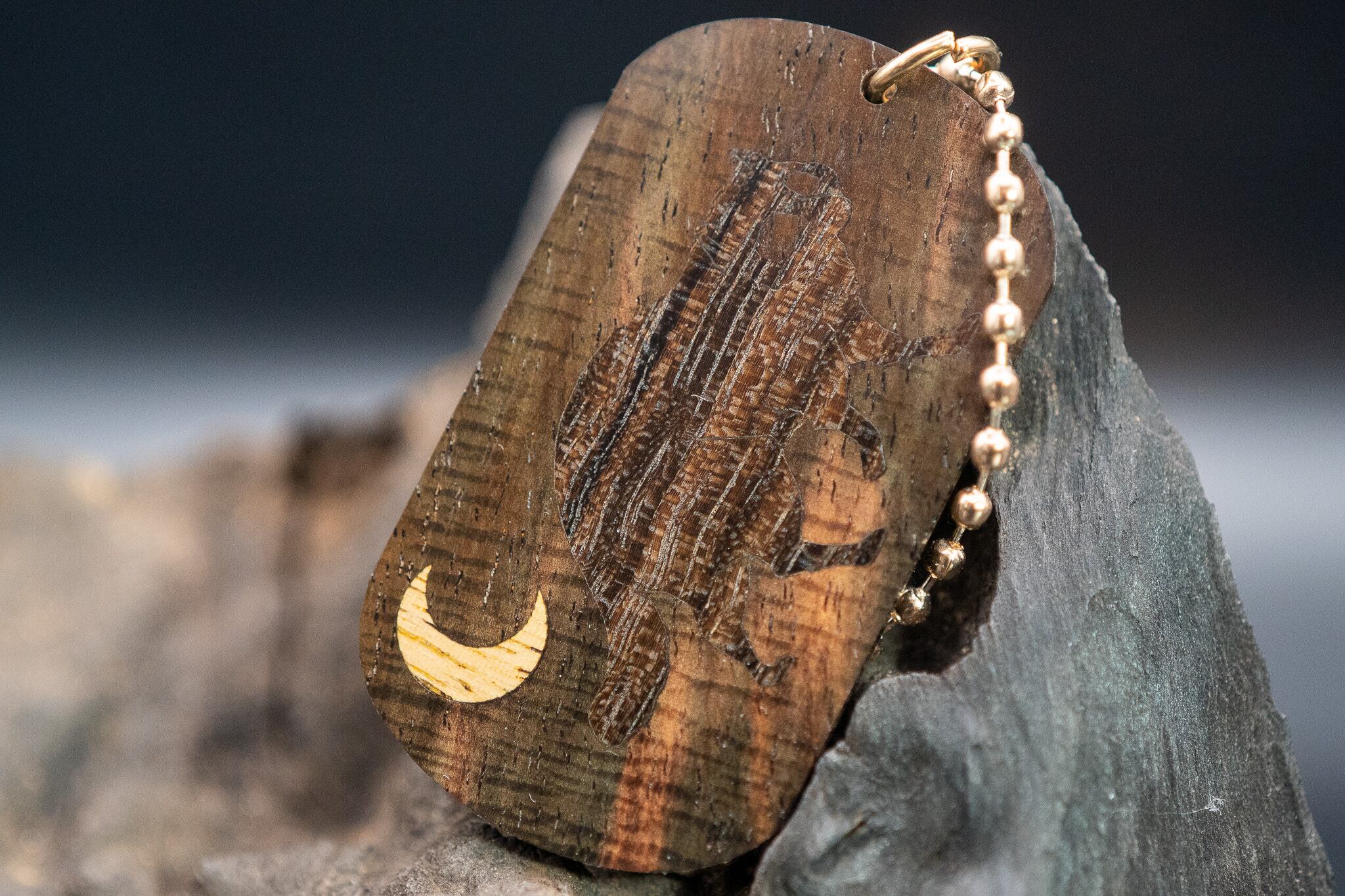 【21世紀最高峰の材】サイアミーズローズウッド マイクロカーリー ドッグタグ 象嵌 三日月とたぬき