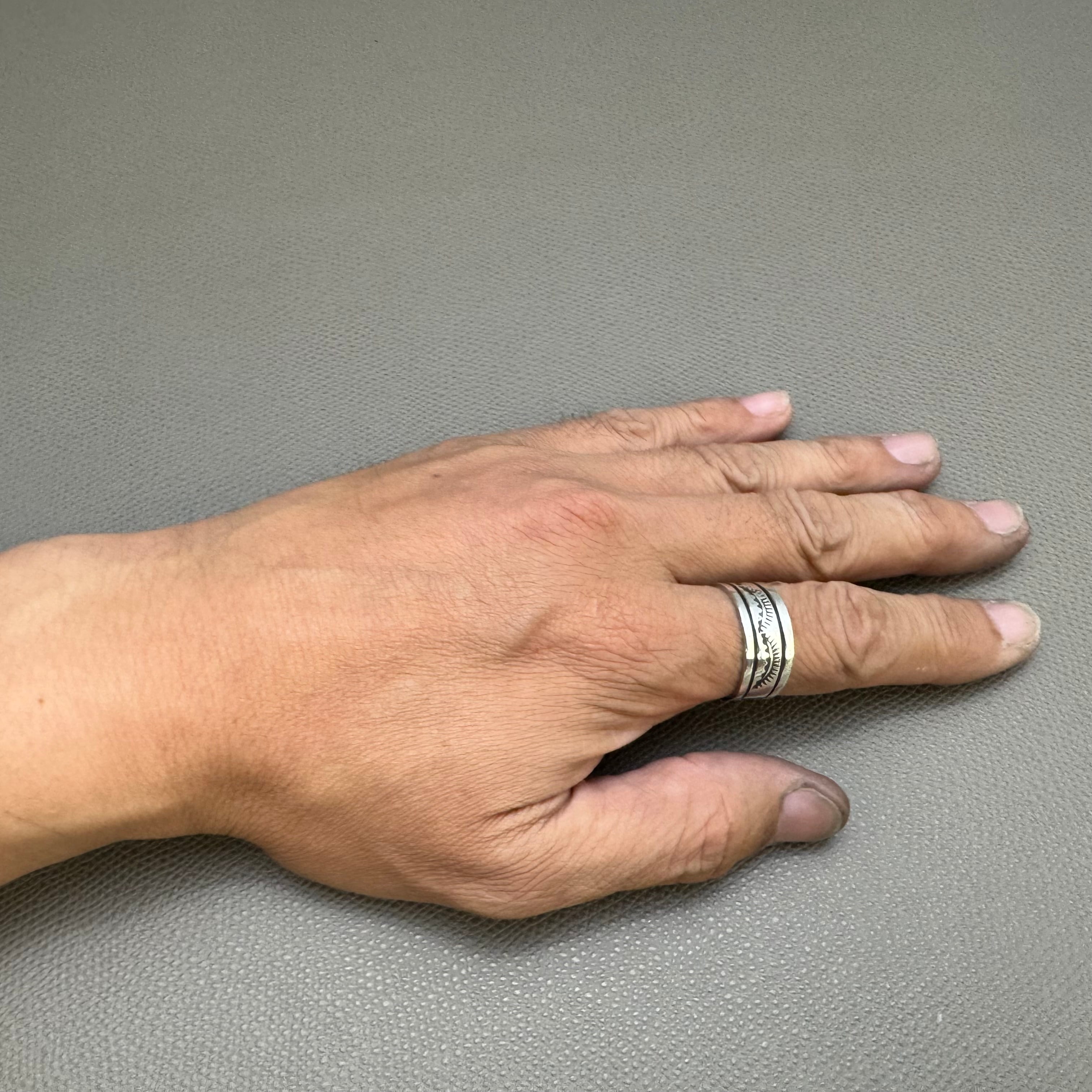 SILVER リング　瑪瑙　アメリカン　インディアン　ナバホ　ズニ　NAVAJO NAVAJO(ナバホ）族 Ricardo Enriquez作 スタンプワークリング 24号