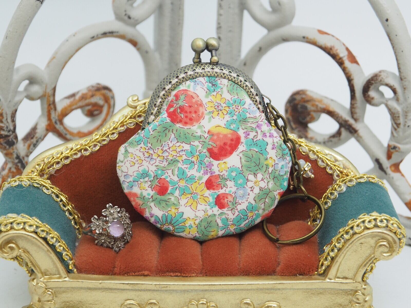 【ハンドメイド】がま口バッグチャーム｜苺と小花（口金5cm）