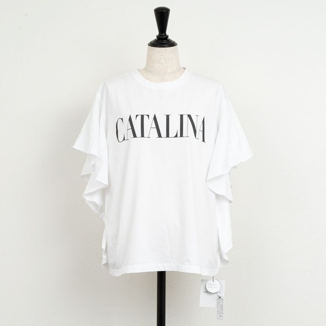 【MICA&DEAL／マイカアンドディール】"CATALINA"ロゴプリントフリルTシャツ（ホワイト）
