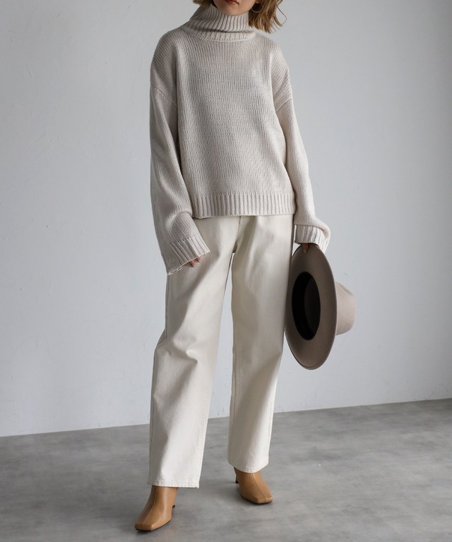 袖ボタン開きタートルネックニット