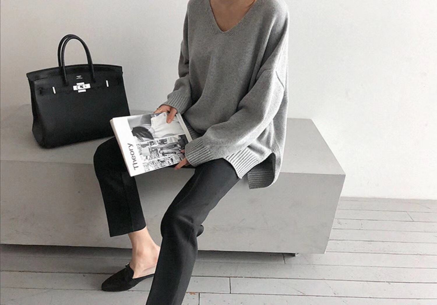 Vネックゆったりニット