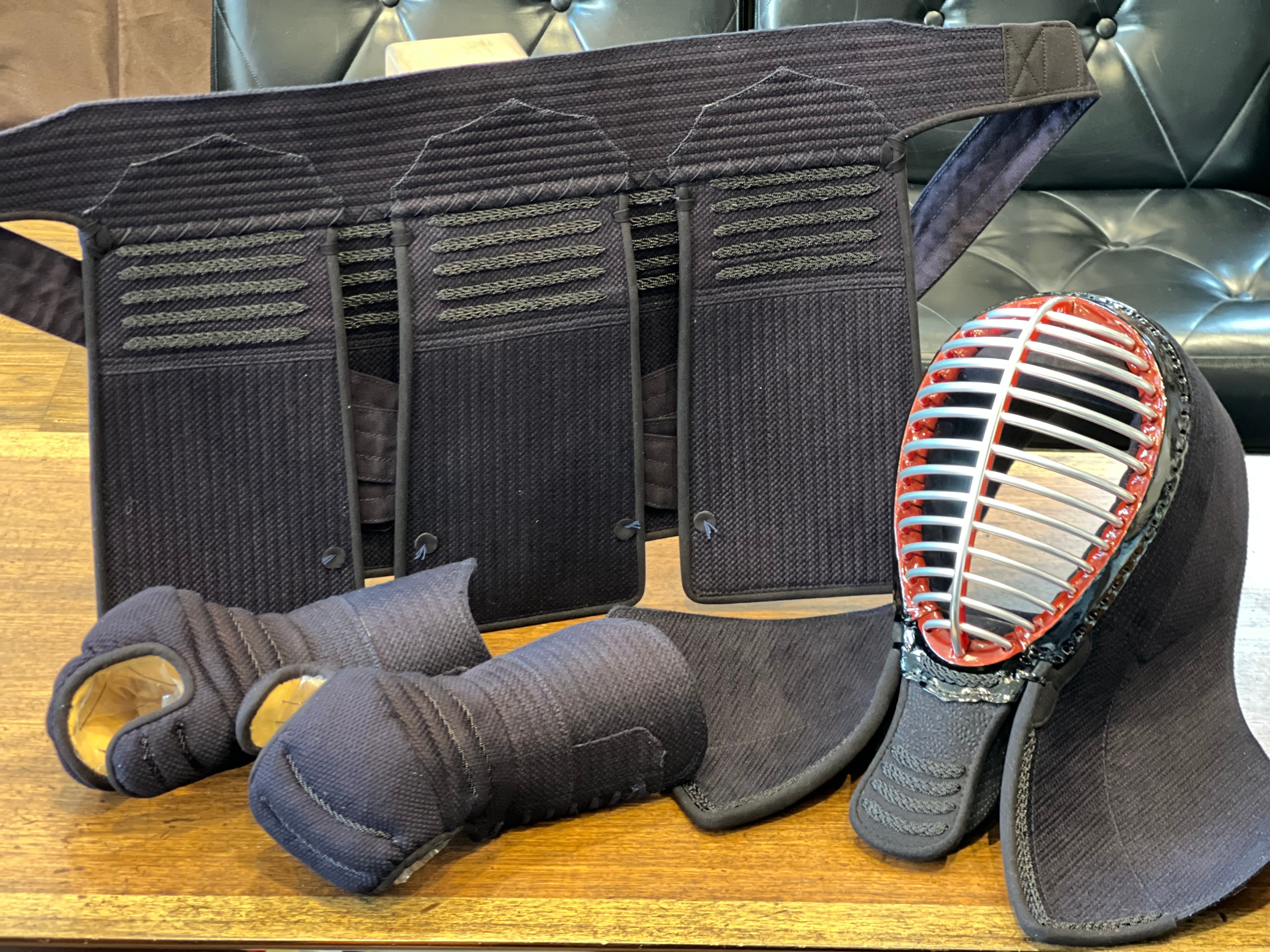 【リクエストにより再販!】【2026年度新商品✨26セット限定特価‼️】スーパー試合用防具『黒閃Z』面、甲手、垂3点セット