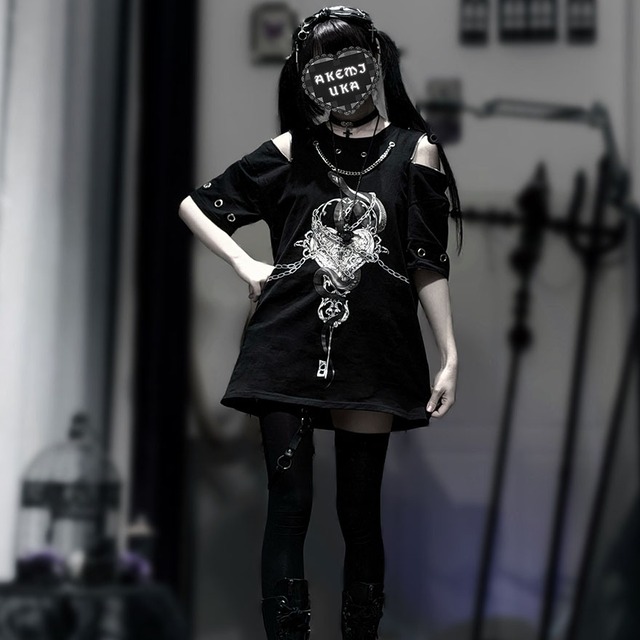 黒鎖に囚われた蛇の心臓 チェーン装飾×肩開きサブカル系ロングTシャツ