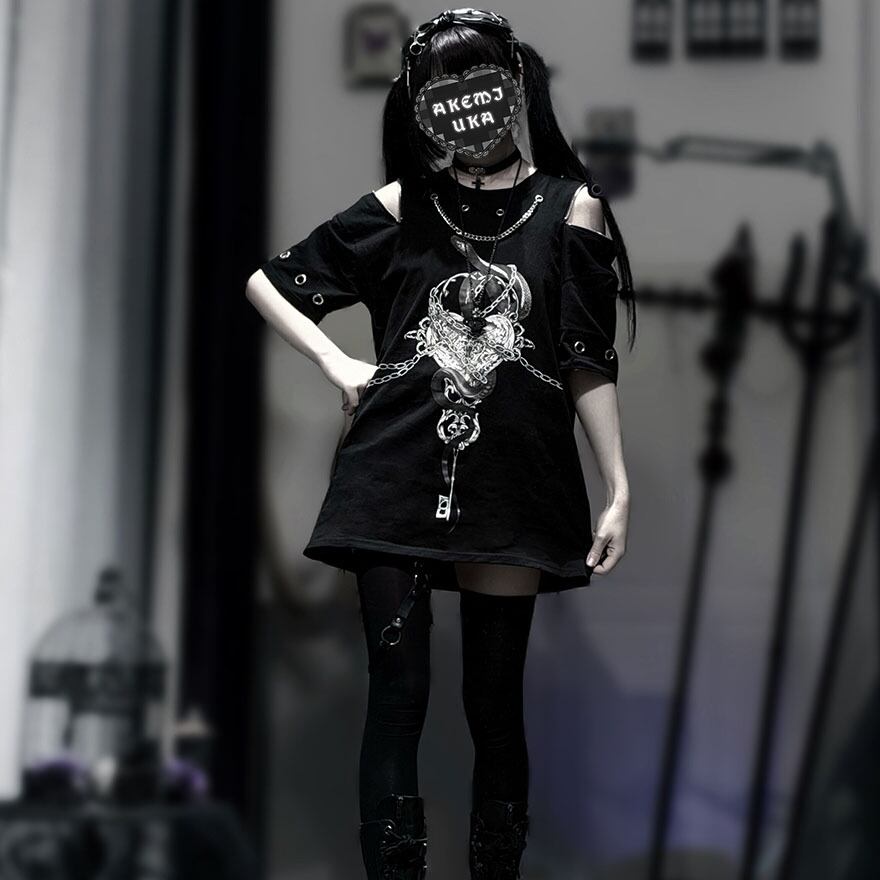 黒鎖に囚われた蛇の心臓 チェーン装飾×肩開きサブカル系ロングTシャツ