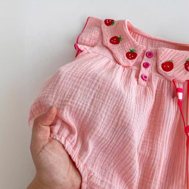 【BABY】いちご刺繍フリル袖ダブルガーゼロンパース - 5