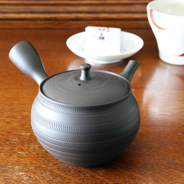 黒袋形点帯柄 急須 　容量：330cc　梅原タツオ（常滑焼）