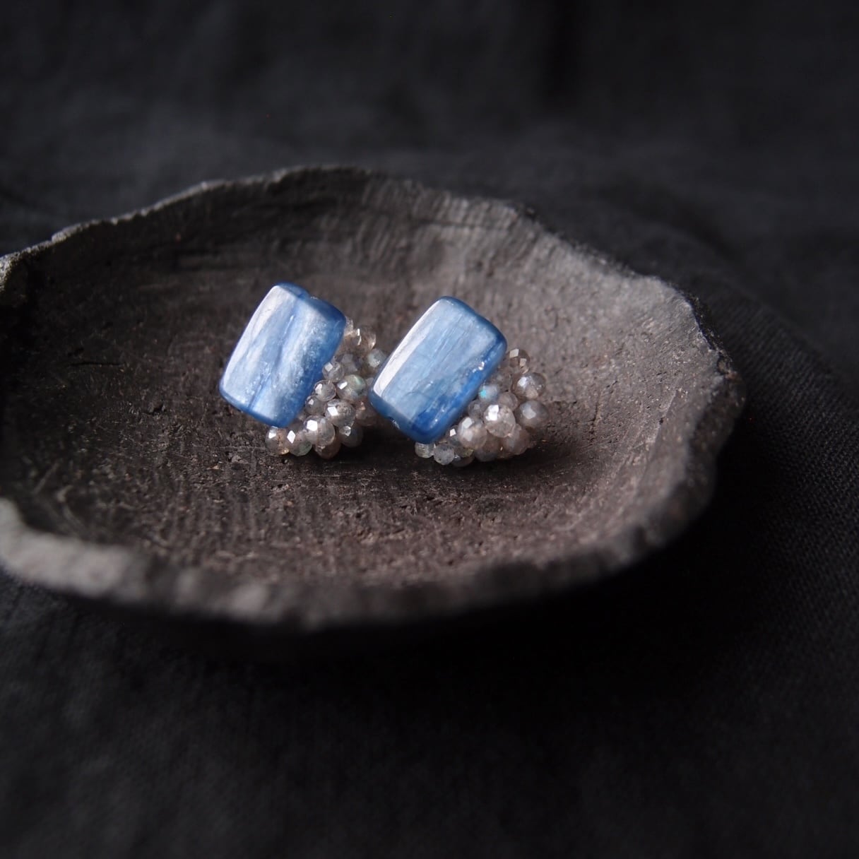 【天然石刺繍/ピアス】 Kyanite × Coated Labradorite Earrings(Rectangle)