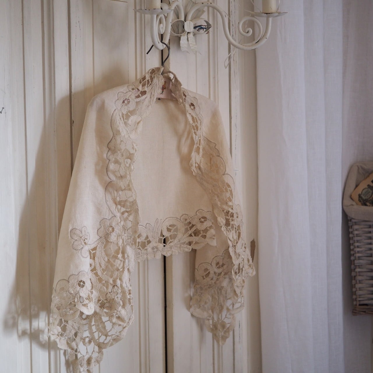 手編みレース付きリネン(テーブルセンター)