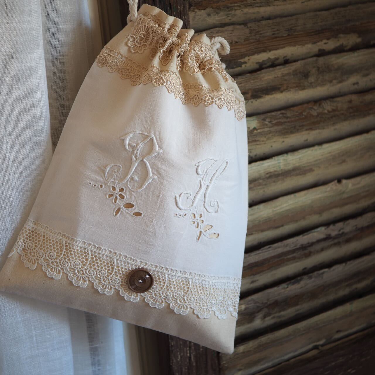 アンティークリネンのリメイク巾着ポーチ 白のモノグラム
