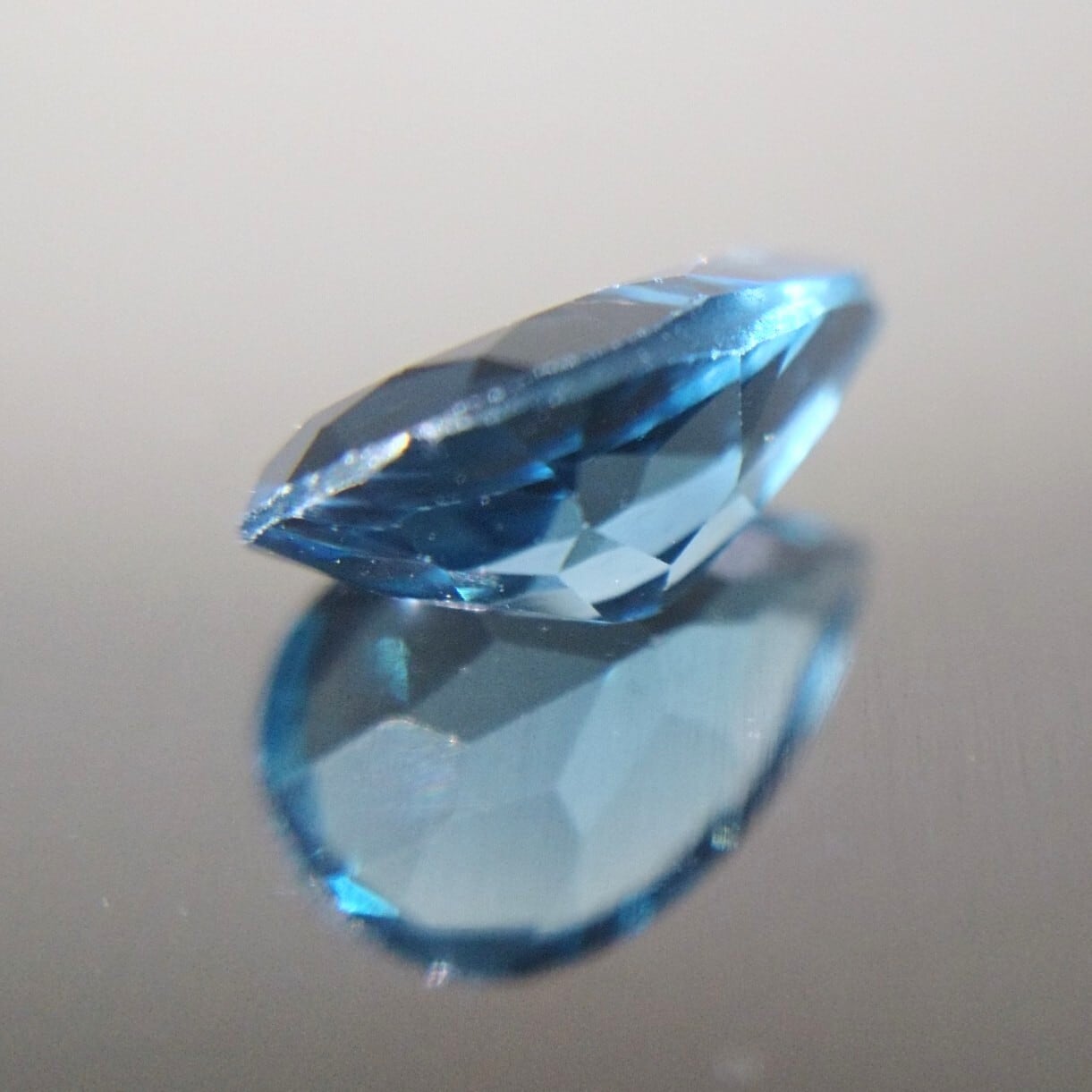 (296)ソ付　大粒　スイスブルートパーズ　ルース　17.504ct