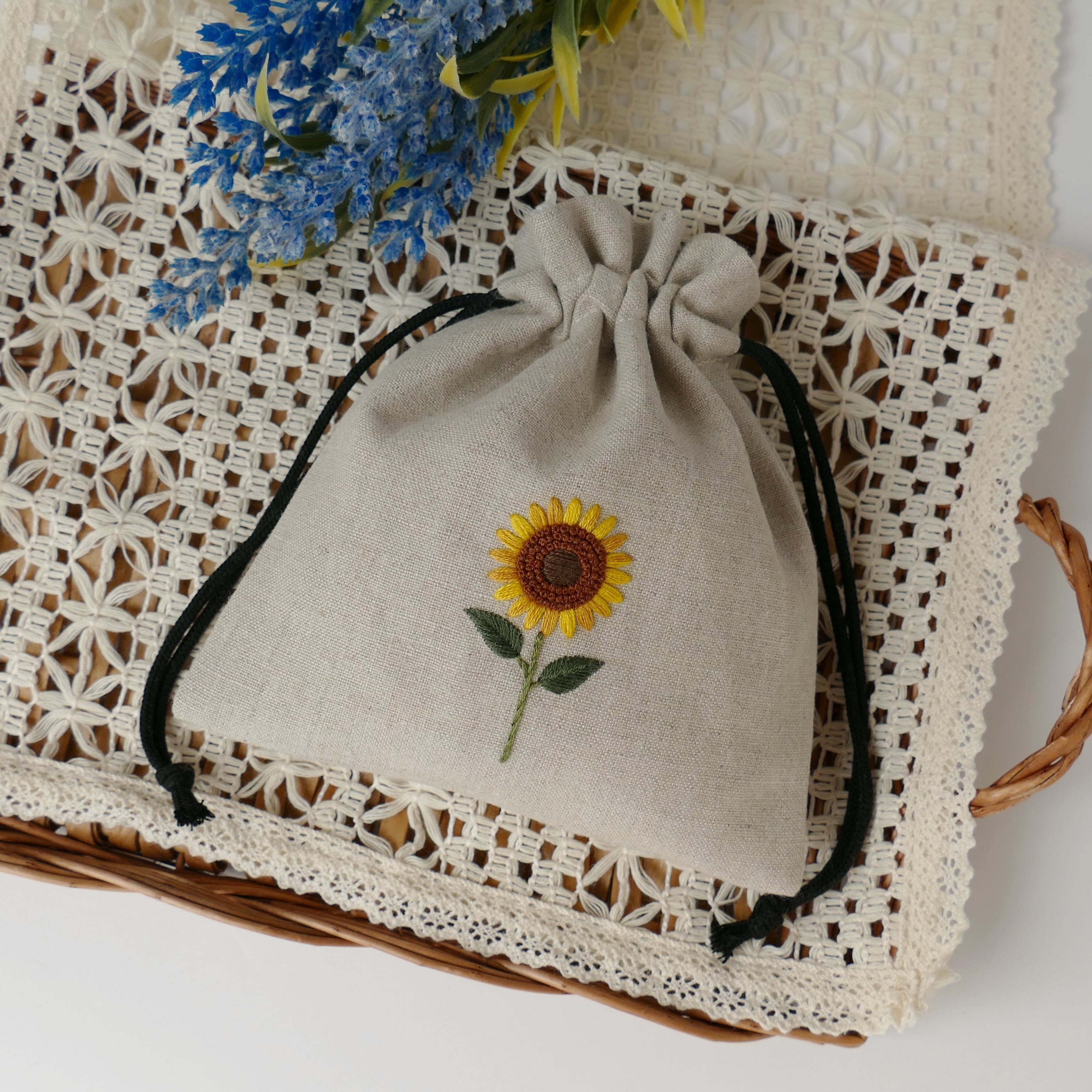 手刺繍まぁるい巾着ポーチ ハーフリネン 和柄 すみれ 手刺繍まぁるい