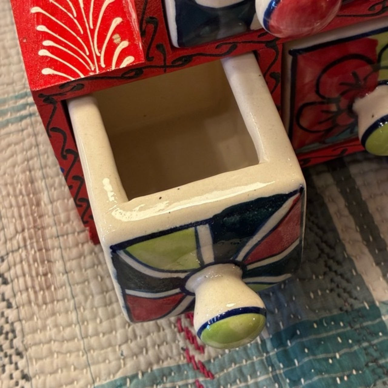 India Blue Pottery Mini 3-Drawer Unit　インド　ブルーポタリ3ドロワーチェスト　凸型　レッド　引き出し　置物　玄関収納　メヘンディアート　鍵入れ　印鑑入れ　ハンドメイド
