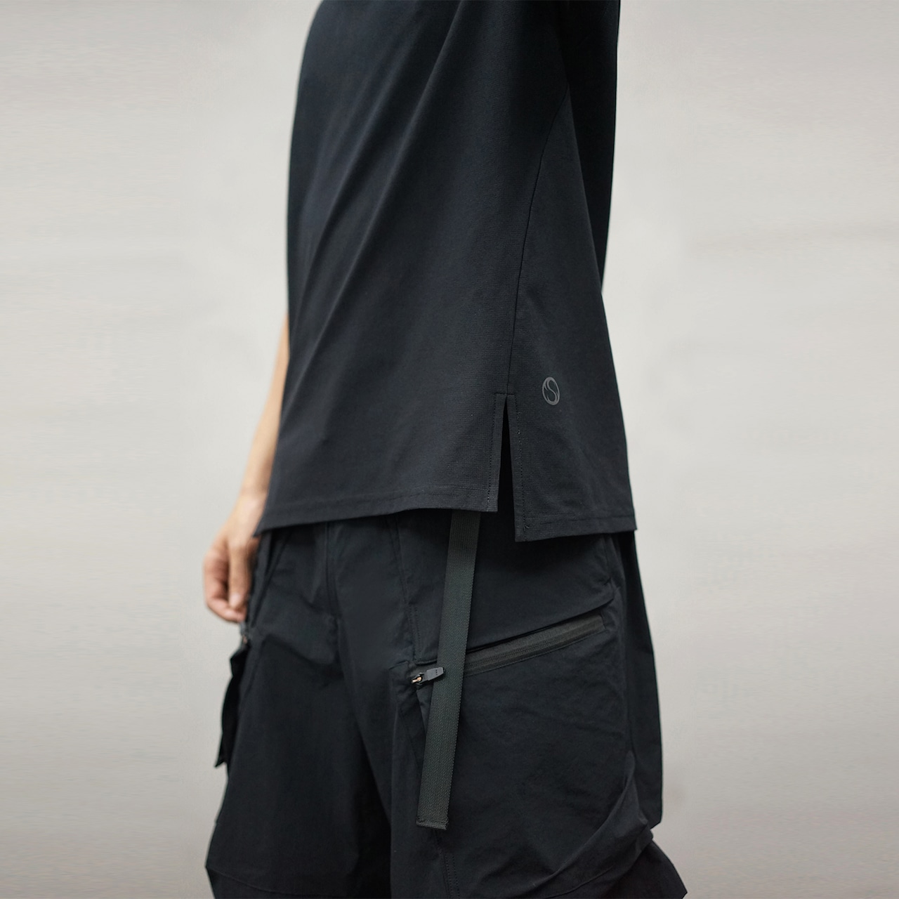 Nosucism_25SS_サマーヘムスプリットクイックドライショートスリーブTシャツ